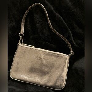 MICHAEL KORS GOLDTONED AUTHENTIC WRISTLET/PURSE Hand bag.